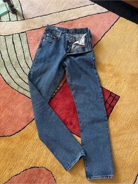 Levi's 501 (no stretch) straight leg medium wash - like new !! Size 23 :)